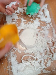 Na tacce znajduje się serduszko zrobione ze sztucznego śniegu.