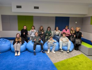 Uczniowie siedzą na pufach w nowej sali