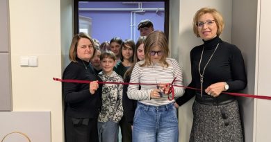 Uczennica wraz z p. Dyrektor przecina uroczystą wstęgę