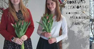 Na zdjęciu od lewej: Hanna Jóźwiak laureatka III miejsca i Amelia Jankowska laureatka I miejsca