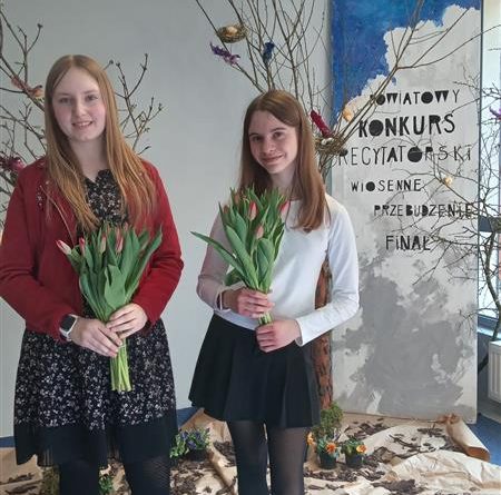 Na zdjęciu od lewej: Hanna Jóźwiak laureatka III miejsca i Amelia Jankowska laureatka I miejsca