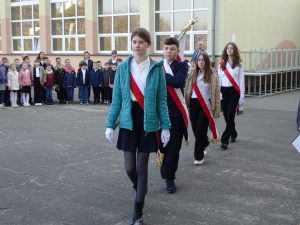 poczet sztandarowy wprowadza sztandar szkoły