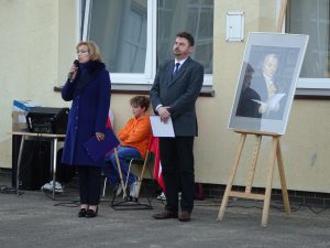 pani Dyrektor Magdalena Zielenkiewicz wita zgromadzoną społeczność szkoły obok pan Zbigniew Głos prowadzący apel