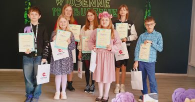 Na scenie stoją dzieci, które wygrały szkolny  konkurs recytatorski. W dłoniach trzymają dyplomy oraz drobne upominki.