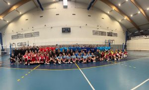 Zdjęcie grupowe wszystkich reprezentacji szkół z powiatu poznańskiego.