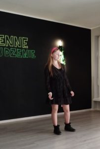 występ uczennicy na scenie
