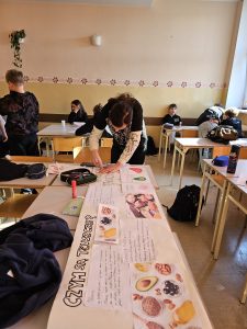 uczniowie z kl. 7a podczas pracy nad realizowanym projektem