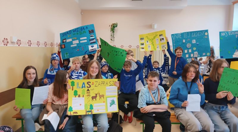 Uczniowie klas szóstych przygotowują się do prezentacji efektów swojej pracy projektowej.