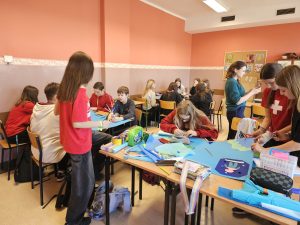 Uczniowie z klasy 6d pracują w zespołach nad realizacją projektu dotyczącego wod