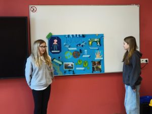 Dziewczęta z klasy 6b prezentują efekty swojej pracy projektowej