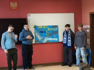 Chłopcy z klasy 6d omawiają efekty swojej pracy.
