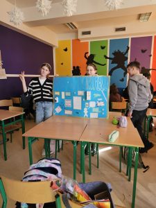 Dziewczęta z kl. 7c prezentują efekty swojej pracy projektowe