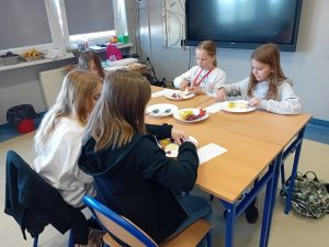 Uczniowie przy stacjach z zadaniami