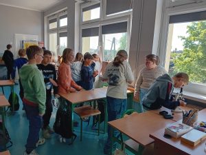 Uczniowie przy stacjach z zadaniami