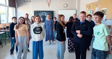 Uczniowie przy stacjach z zadaniami