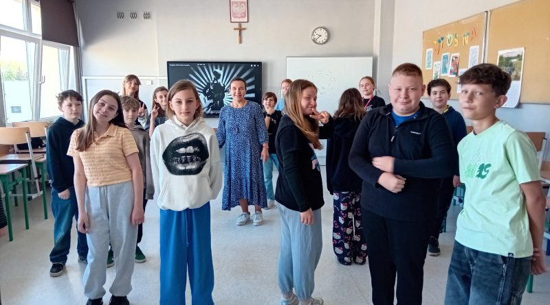 Uczniowie przy stacjach z zadaniami