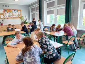 Uczniowie przy stacjach z zadaniami