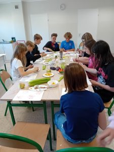 Uczniowie przy stacjach z zadaniami