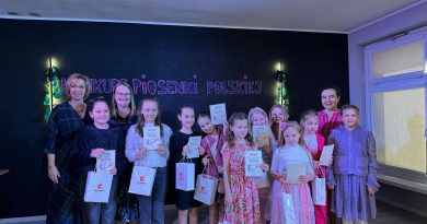 Wszyscy uczestniczy Gminnego Konkursu Piosenki Szkolnej wraz z nauczycielkami.