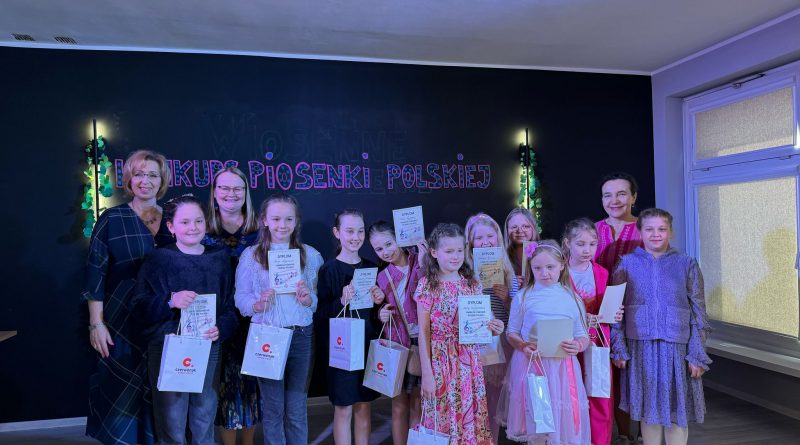 Wszyscy uczestniczy Gminnego Konkursu Piosenki Szkolnej wraz z nauczycielkami.