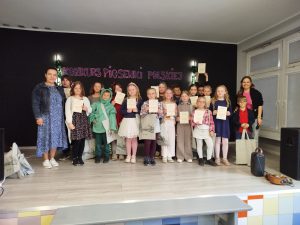 Wszyscy uczestniczy Konkursu Piosenki Szkolnej wraz z nauczycielkami.