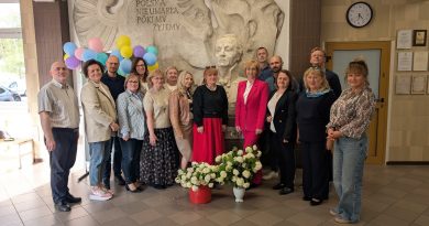 Wspólne zdjęcie uczestników innowacji w holu szkoły, na tle popiersia patrona szkoły Józefa Wybickiego