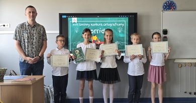 Finaliści konkursu ortograficznego wraz z dyrektorem