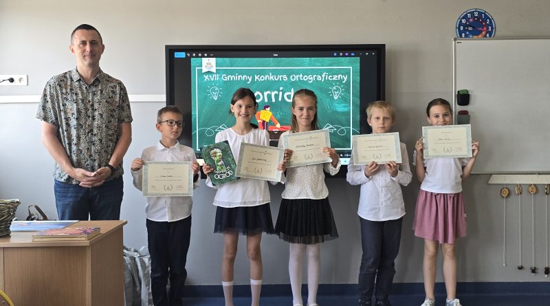 Finaliści konkursu ortograficznego wraz z dyrektorem