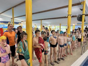 zawody pływackie - zdjęcie grupowe