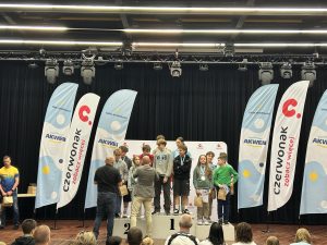 zawody pływackie - zdjęcie grupowe