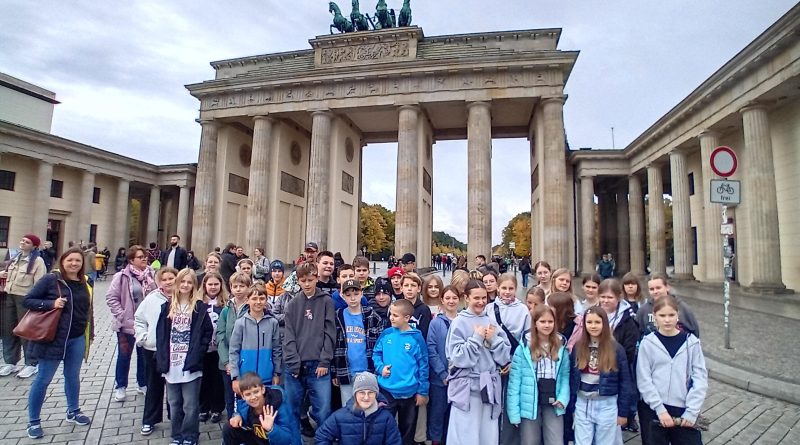 uczniowie przed Bramą Brandenburską