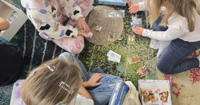 Dzieci grające wgrywa na dywania