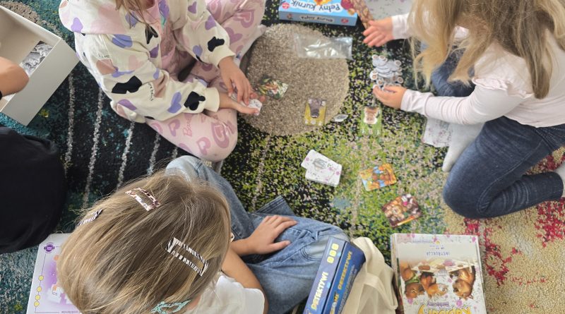 Dzieci grające wgrywa na dywania