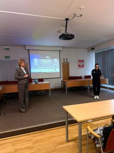 przemowa pani dyrektor, na scenie w tle ekran