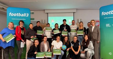 zdjęcie grupowe uczestników z dyplomami