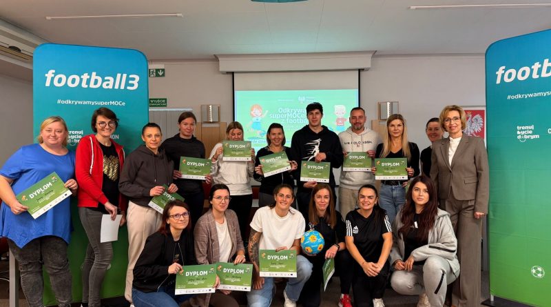 zdjęcie grupowe uczestników z dyplomami