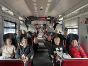 Uczniowie klasy 4 rozpoczęli swoją wycieczkę podróżą pociągiem. 🚆 Dla wielu to nie tylko okazja do wspólnej zabawy, ale też doświadczania nowych przygód i budowania pięknych wspomnień z kolegami i koleżankami z klasy.