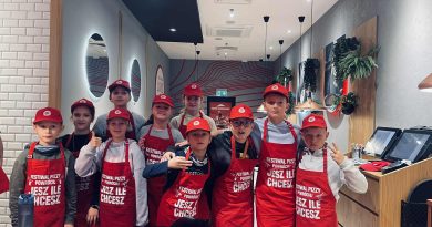 Klasa 4 w kulinarnym wydaniu! 👩‍🍳🧑‍🍳 Podczas warsztatów w Pizza Hut uczniowie zamienili szkolne ławki na kuchenne fartuszki i z wielkim zaangażowaniem tworzyli własne pizze. 🍕 To była lekcja kreatywności, współpracy i oczywiście… pysznej zabawy!