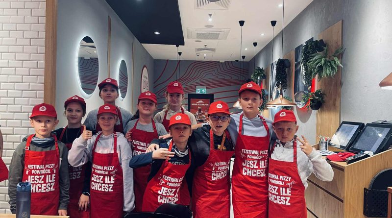 Klasa 4 w kulinarnym wydaniu! 👩‍🍳🧑‍🍳 Podczas warsztatów w Pizza Hut uczniowie zamienili szkolne ławki na kuchenne fartuszki i z wielkim zaangażowaniem tworzyli własne pizze. 🍕 To była lekcja kreatywności, współpracy i oczywiście… pysznej zabawy!