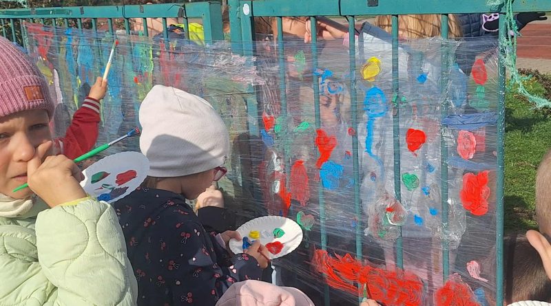 dzieci malują pejzaż jesienny