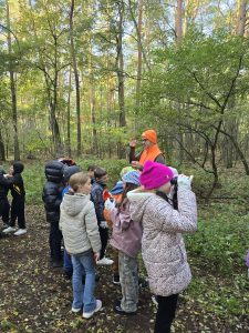 dzieci rozglądają się po lesie