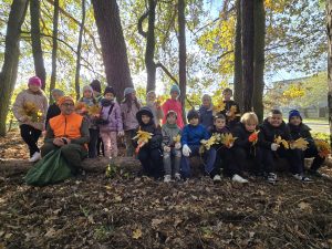 cała klasa siedzi na konarze w lesie wraz doktorem
