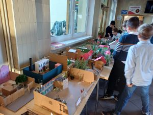 Wystawa prac uczniów klas 5 na korytarzu