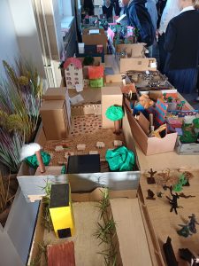 Wystawa prac uczniów klas 5 na korytarzu