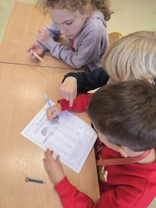 uczniowie kl 3b rozwiązują zadania