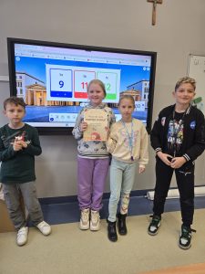 uczniowie klasy 3c z dyplomem