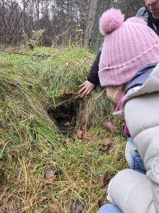 dziewczynka przygląda się norze
