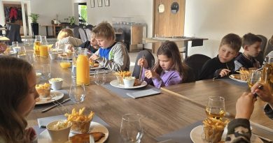 dzieci jedzą przy stole w restauracji