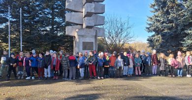 Wszyscy Uczniowie klas pierwszych zgromadzeni przed pomnikiem, upamiętniają poległych minutą ciszy. 