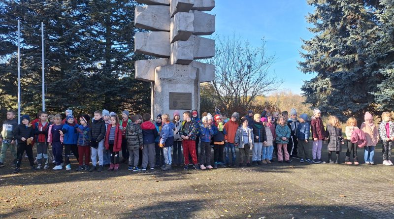 Wszyscy Uczniowie klas pierwszych zgromadzeni przed pomnikiem, upamiętniają poległych minutą ciszy. 